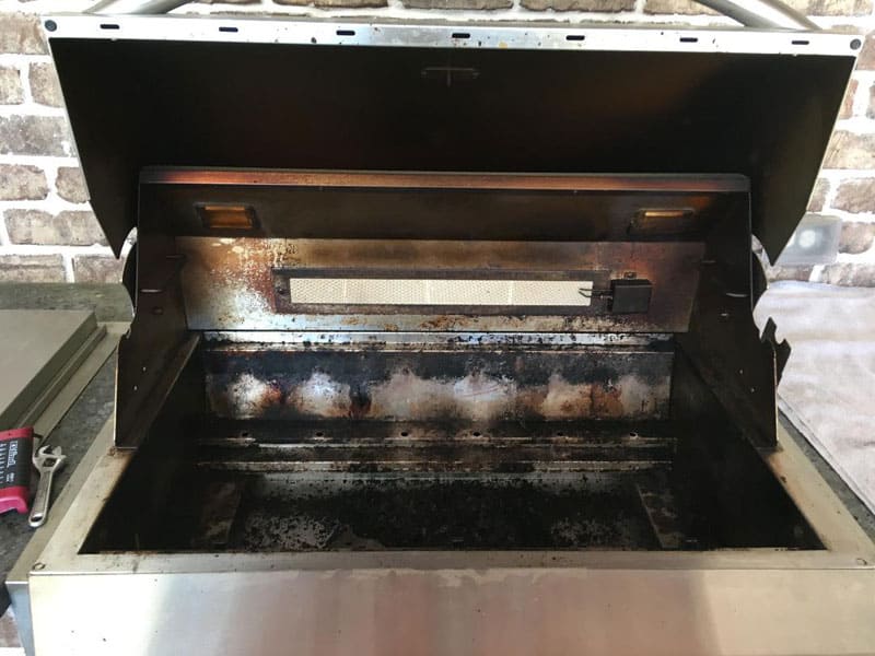 Built-in grill before deep cleaning