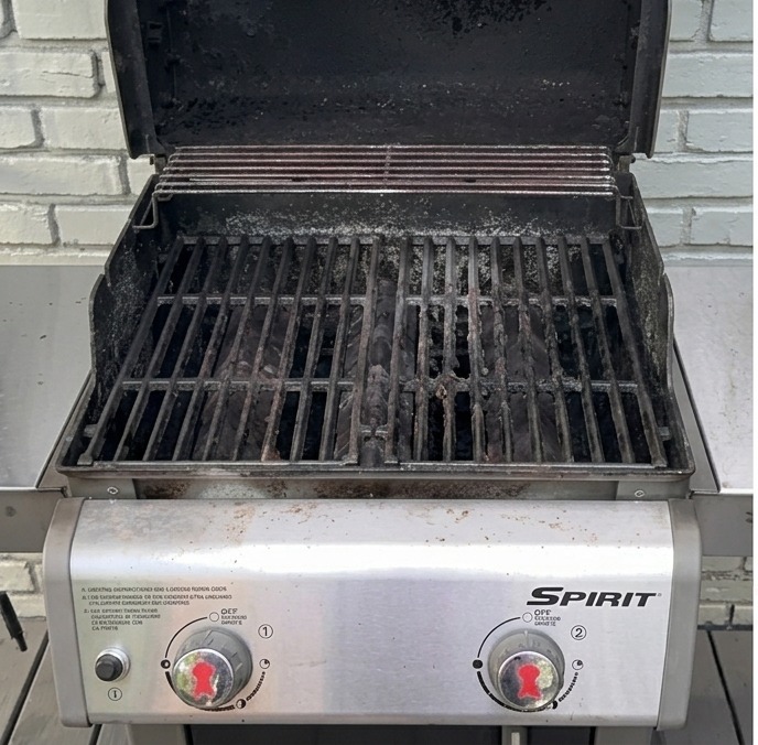 Weber Spirit grill before professional cleaning